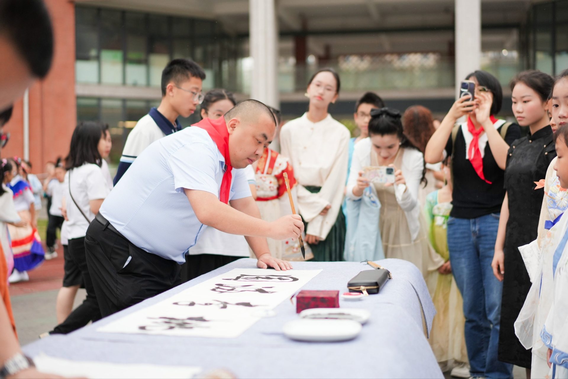 成都天府书法院副院长何晓巍助力成都万汇学校第五届艺术节 共绘美育新篇章