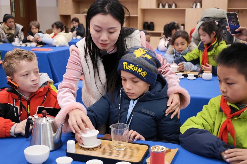 翰墨牵中法 雅韵传深情——成都天府书法院助力茶小跨国文化交流
